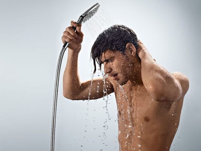 Eine Kontrastdusche strafft den Körper des Mannes perfekt und stärkt dadurch die Potenz.