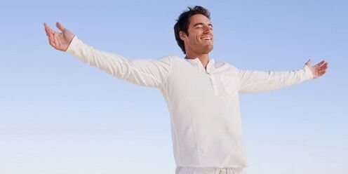 Die Einnahme von Vitaminkomplexen und gesunden Lebensmitteln verbessert die Stimmung eines Mannes.